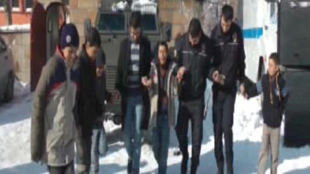 Polisler kürtçe müzik ile halay çekti