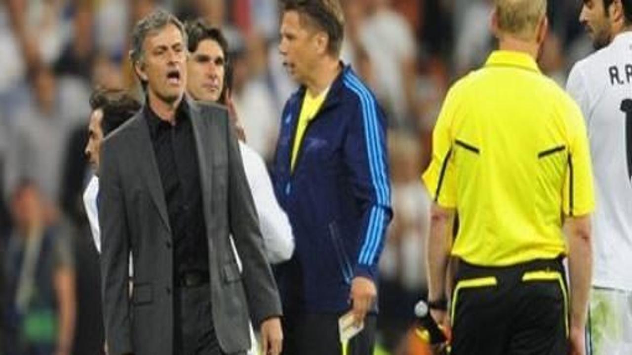 Jose Mourinho hakemi topa tuttu