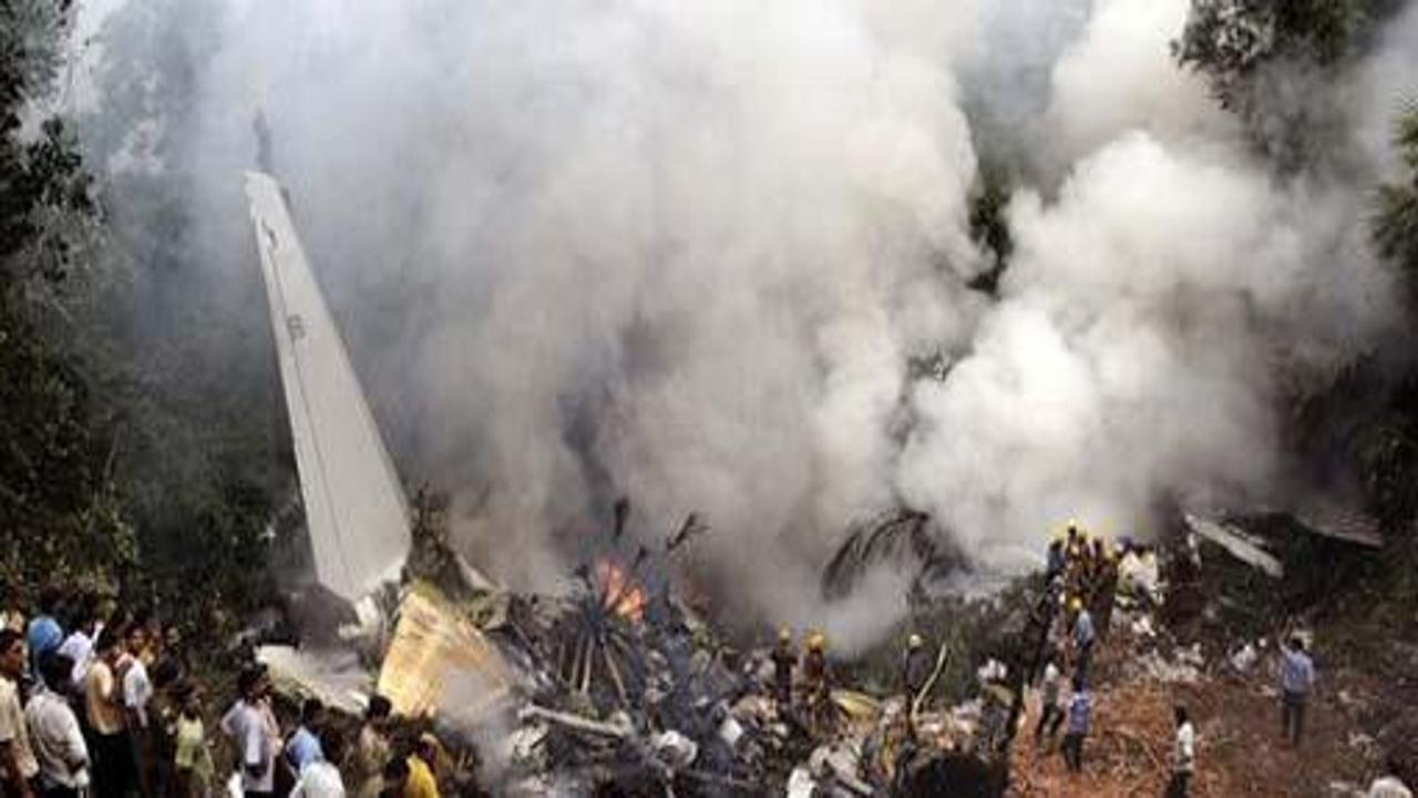 Hindistan'da 169 kişi taşıyan uçak düştü