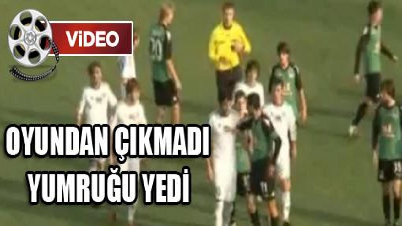 Oyundan çıkmayınca yumruğu yedi!