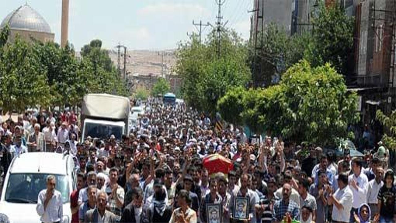 4 teröristin cenazesinde polis bıçaklandı