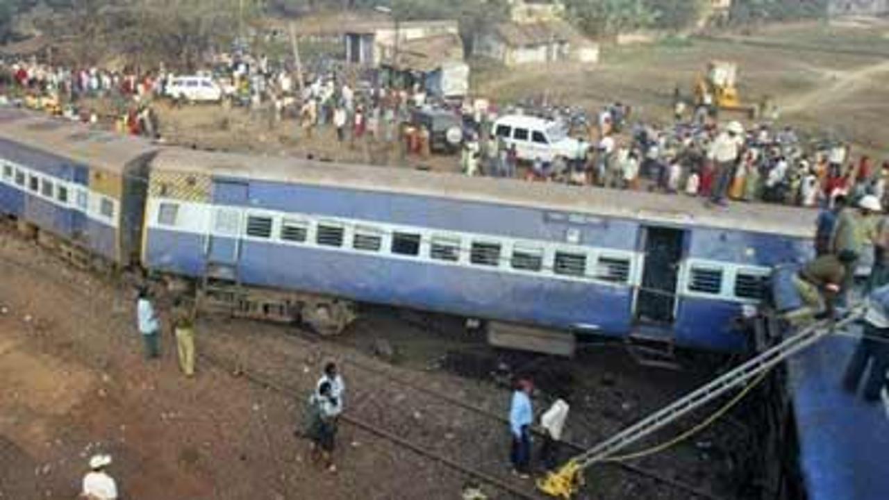 Hindistan'da tren raydan çıktı: 9 ölü