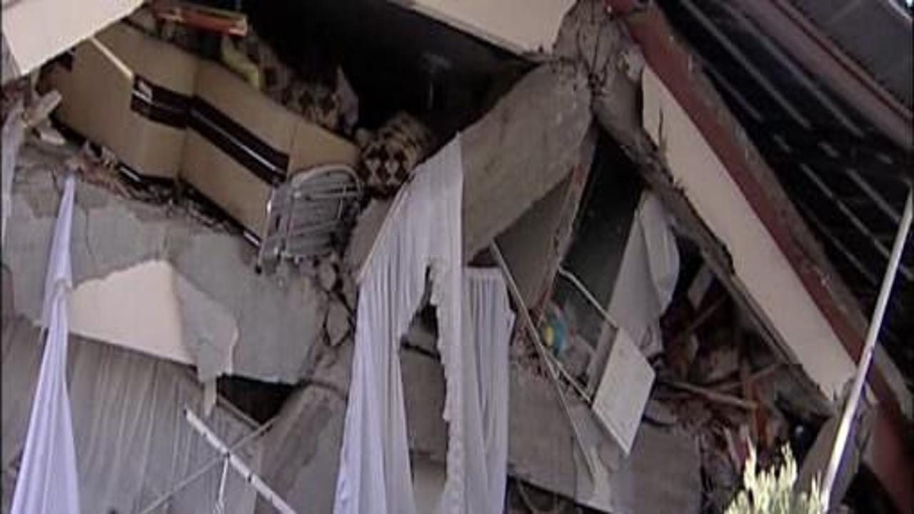 Bitlis'te çok sayıda ev yıkıldı