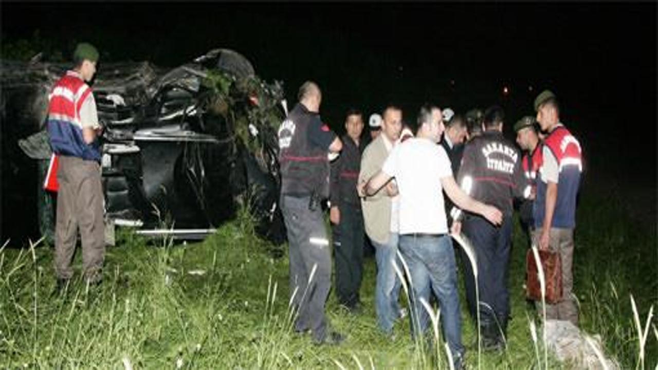 Takla atan araçta 1'i polis, 2 kişi öldü