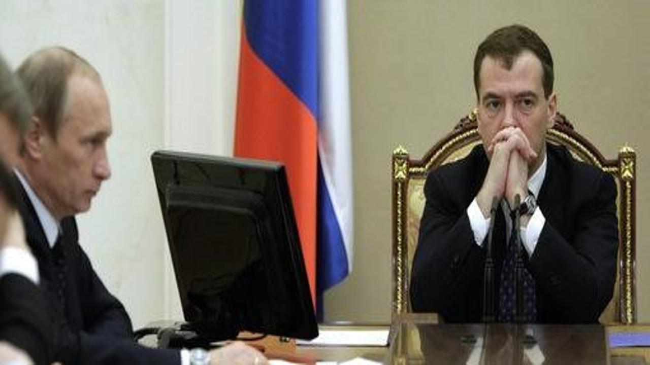 Putin'in 'haçlı seferi' Medvedev'i kızdırdı