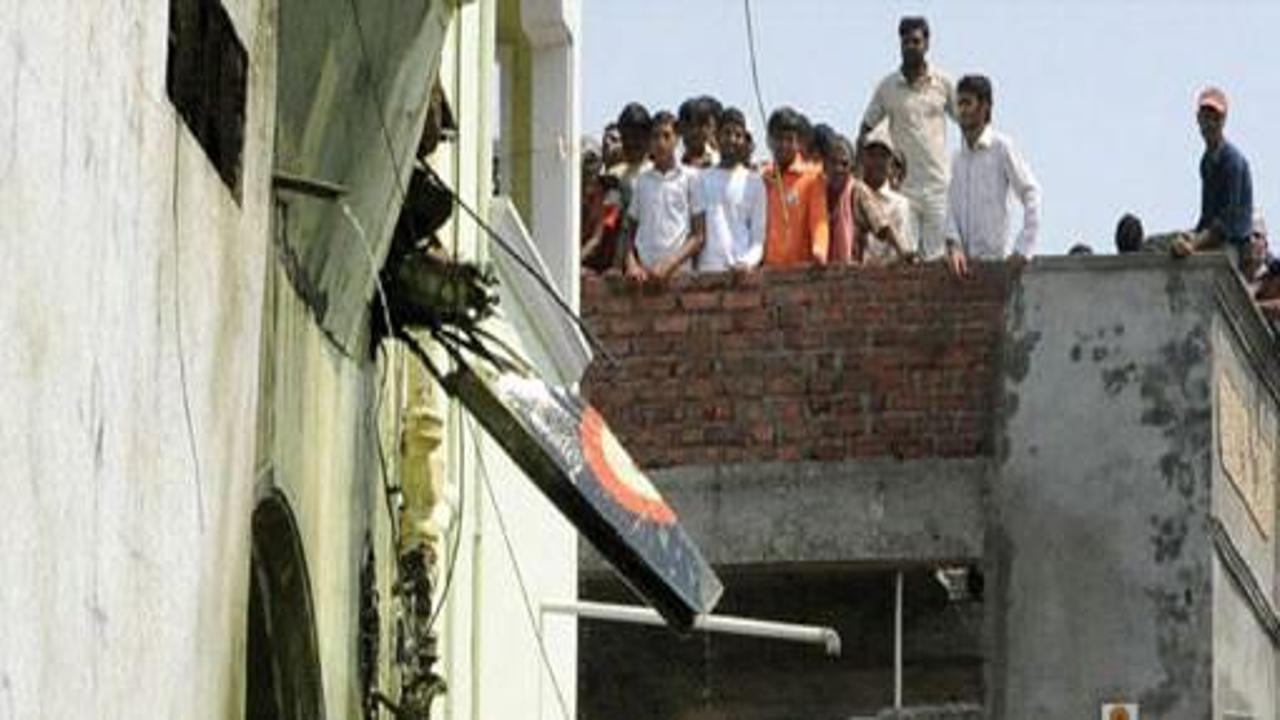 Hindistan'da uçak eve düştü: 10 ölü