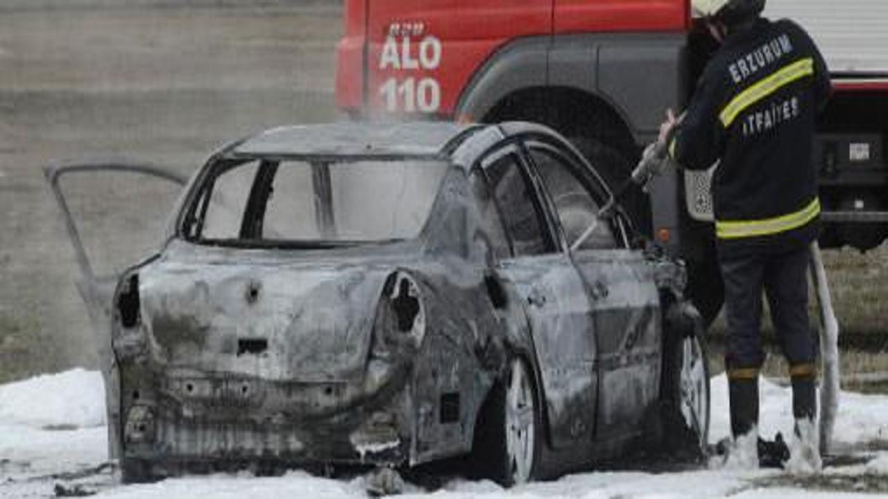 Servise kızdı, otomobilini böyle yaktı