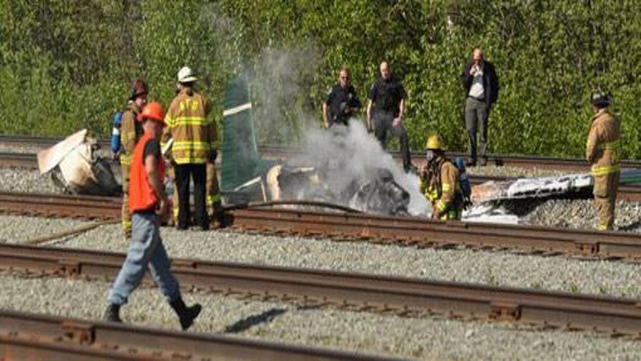 Uçak demiryoluna çarptı: 5 ölü