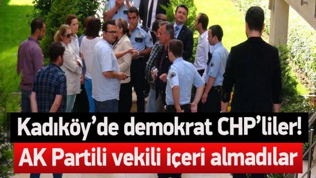 Kadıköy'de AK Partili Dedegil'i binaya sokmadılar