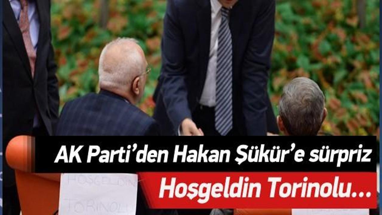  AK Parti sıralarında 'Hoşgeldin Torinolu' yazısı