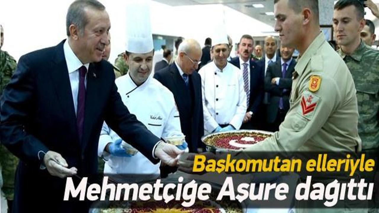 Başkomutan Erdoğan, Mehmetçiğe aşure dağıttı
