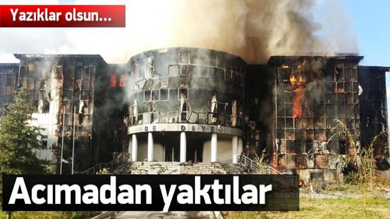 Belediye binasını alev alev yaktılar