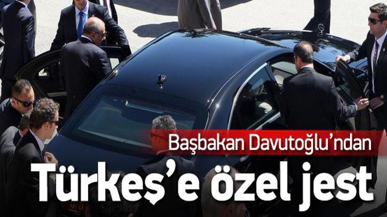 Davutoğlu'ndan Türkeş'e  'baba' jest