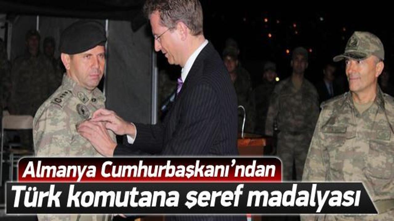 Gauck'dan, Türk komutana şeref madalyası