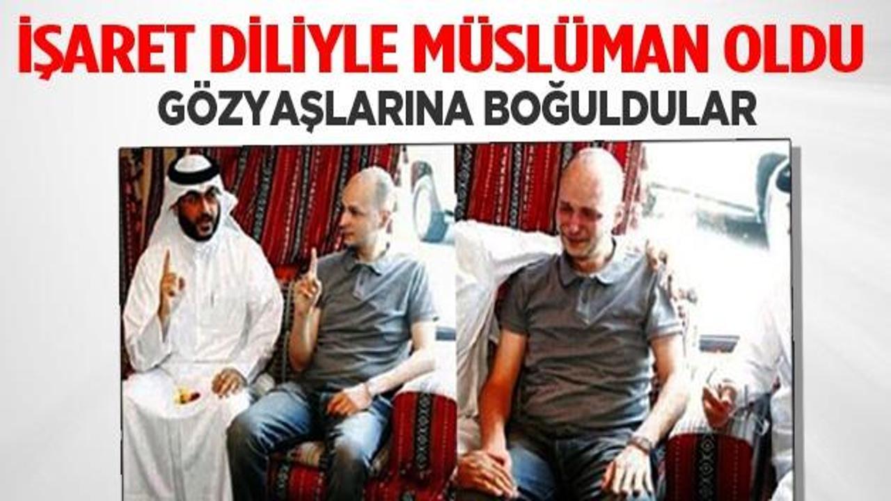 İşaret dilini kullanarak Müslüman oldu