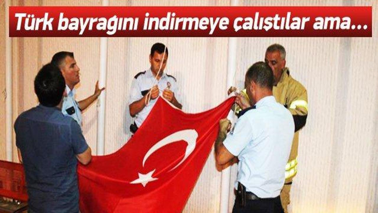 İzmir'de Türk Bayrağını indirmeye çalıştılar