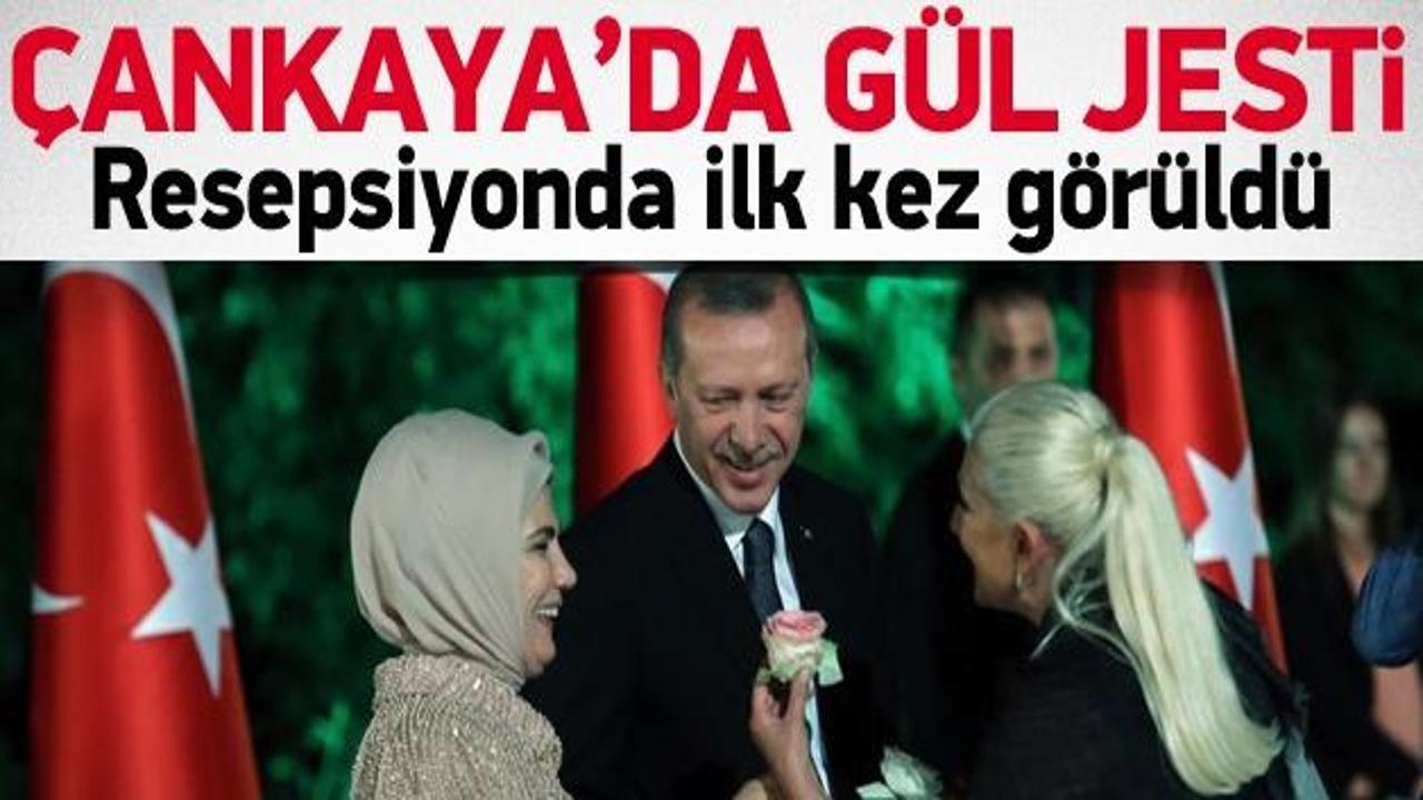 Muazzez Ersoy'dan Erdoğan çiftine gül