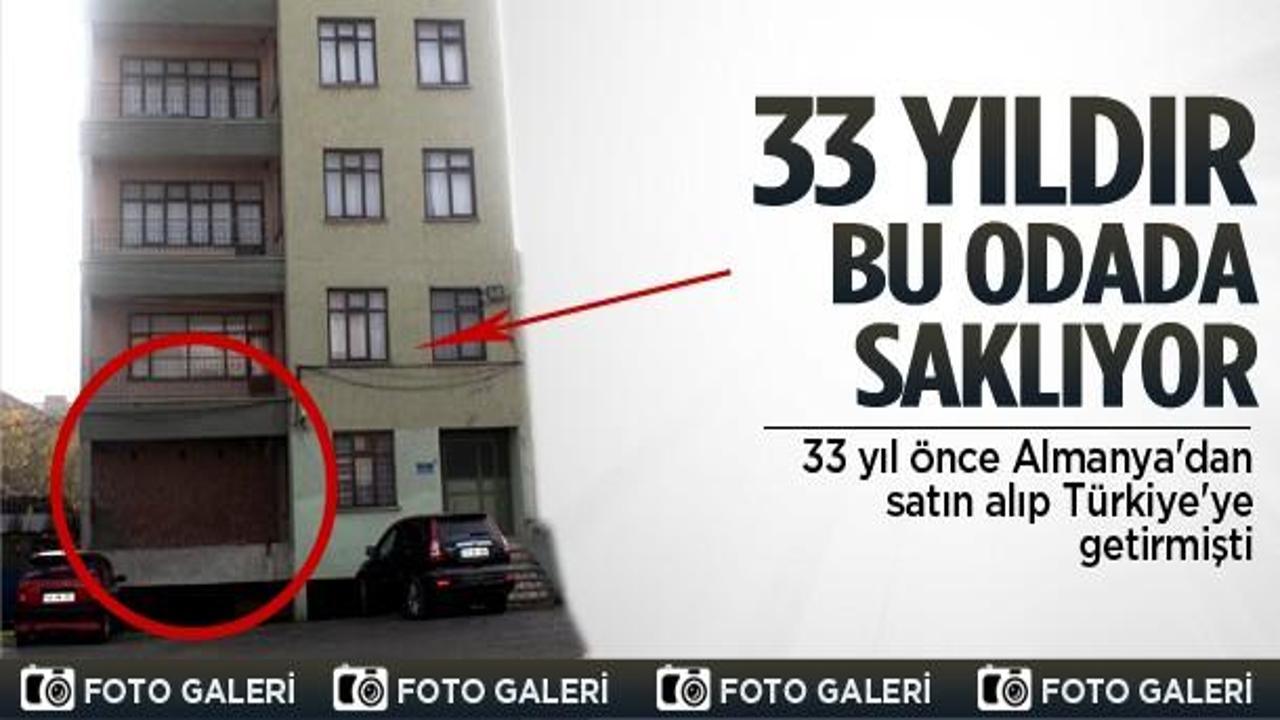 Otomobilini 33 yıldır odada saklıyor
