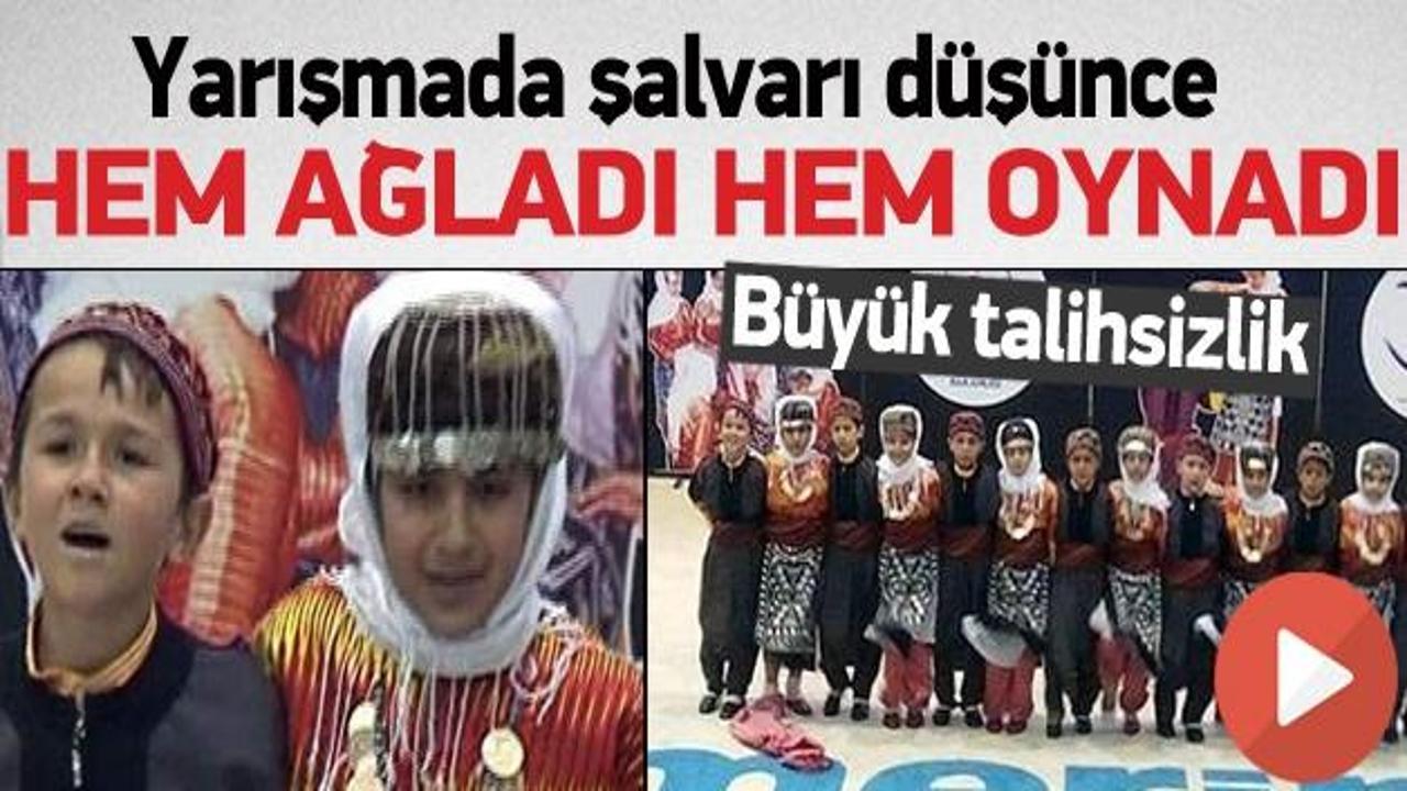 Şalvarı d&uuml;şen folklorcu hem ağladı, hem oynadı