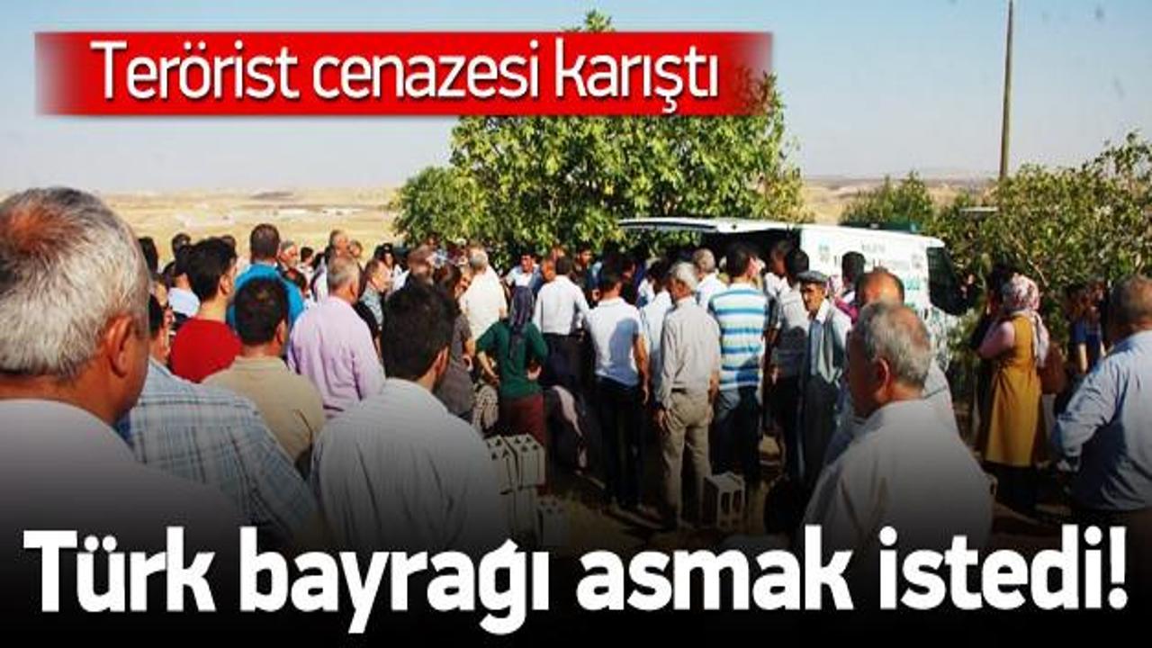 Terörist cenazesinde Türk bayrağı asmak istediler