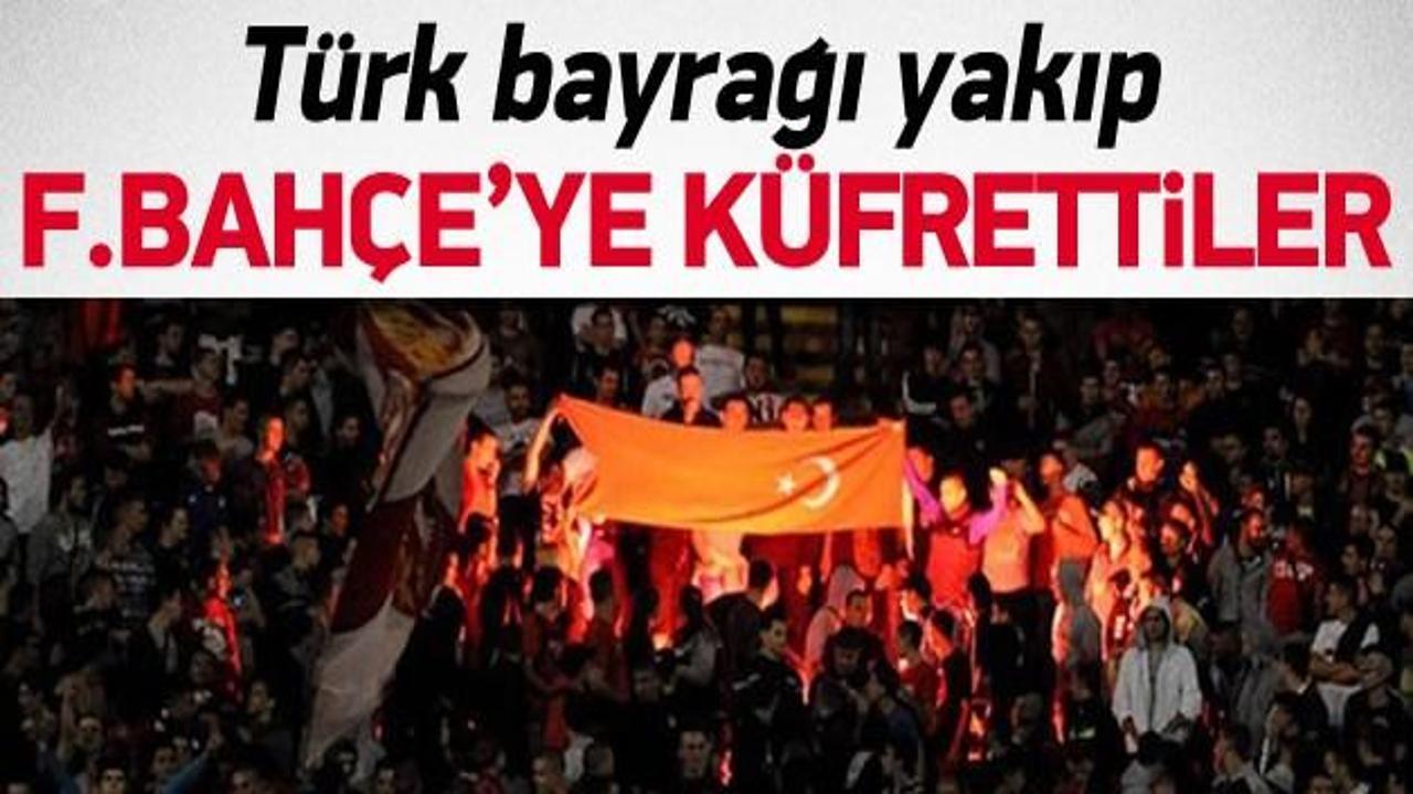 Türk bayrağı yakıp F.Bahçe'ye küfrettiler!