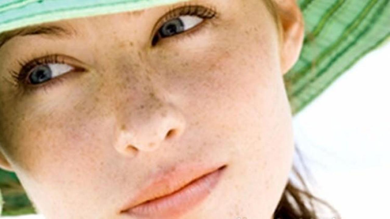 Чем убрать веснушки. Чем убрать веснушки. Маска от веснушек. Как убрать веснушки с лица. Средство от веснушек на лице.