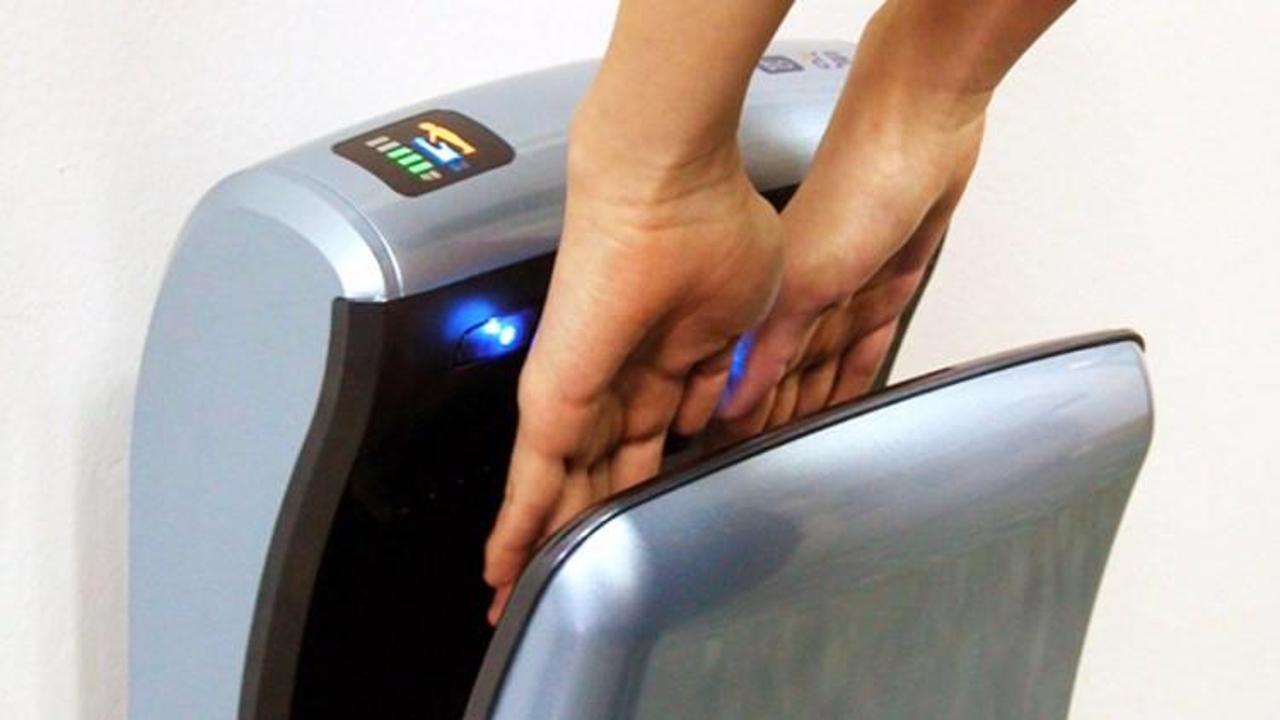 Сушим руки. Dyson airblade db ab14. Сушилка hand dryer. Сушим руки. Смеситель dyson airblade wash+dry wd 05 с сушилкой для рук.