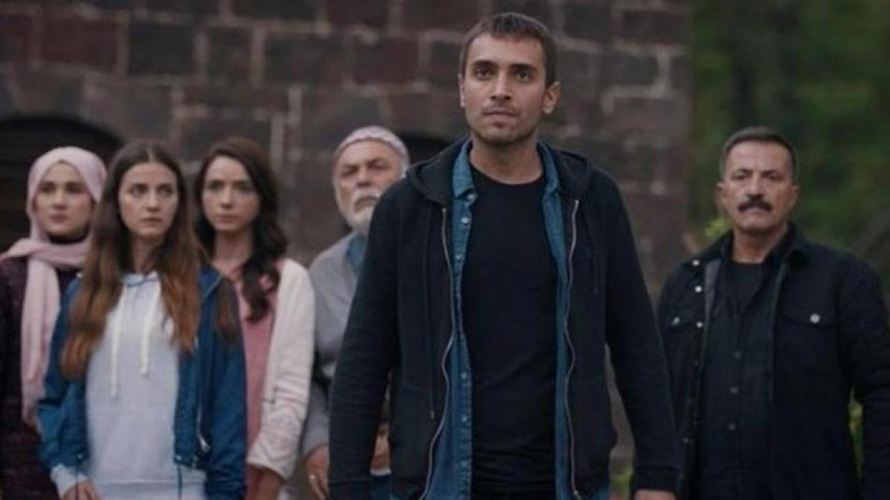 Т ты расскажи. Карадениз зейнеп. Т ты расскажи. Тахир карадениз. Т ты расскажи.