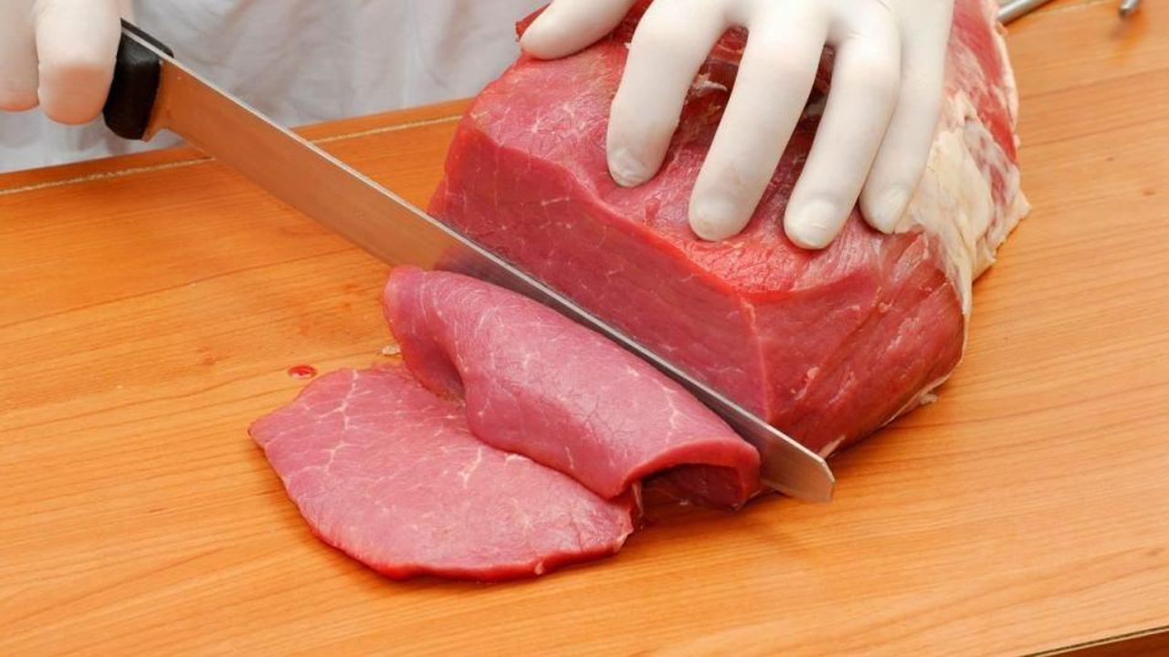 Сонник мясо без крови. Нарезанное мясо. Нарезанная говядина. Тонко нарезанная говядина. Сырое нарезанное мясо.