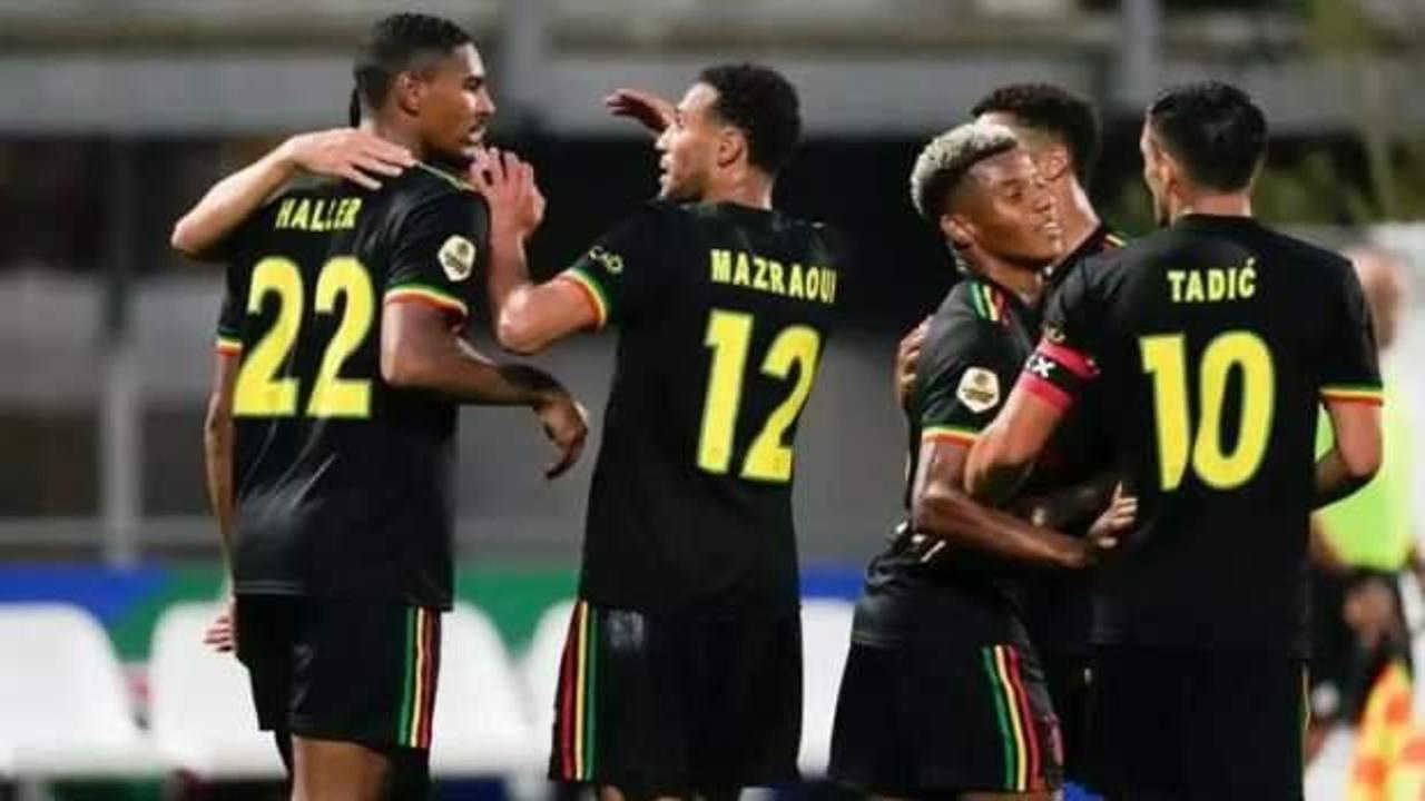 uefa ajaxin uec kuecuek kus logolu formasina izin vermedi tuem spor