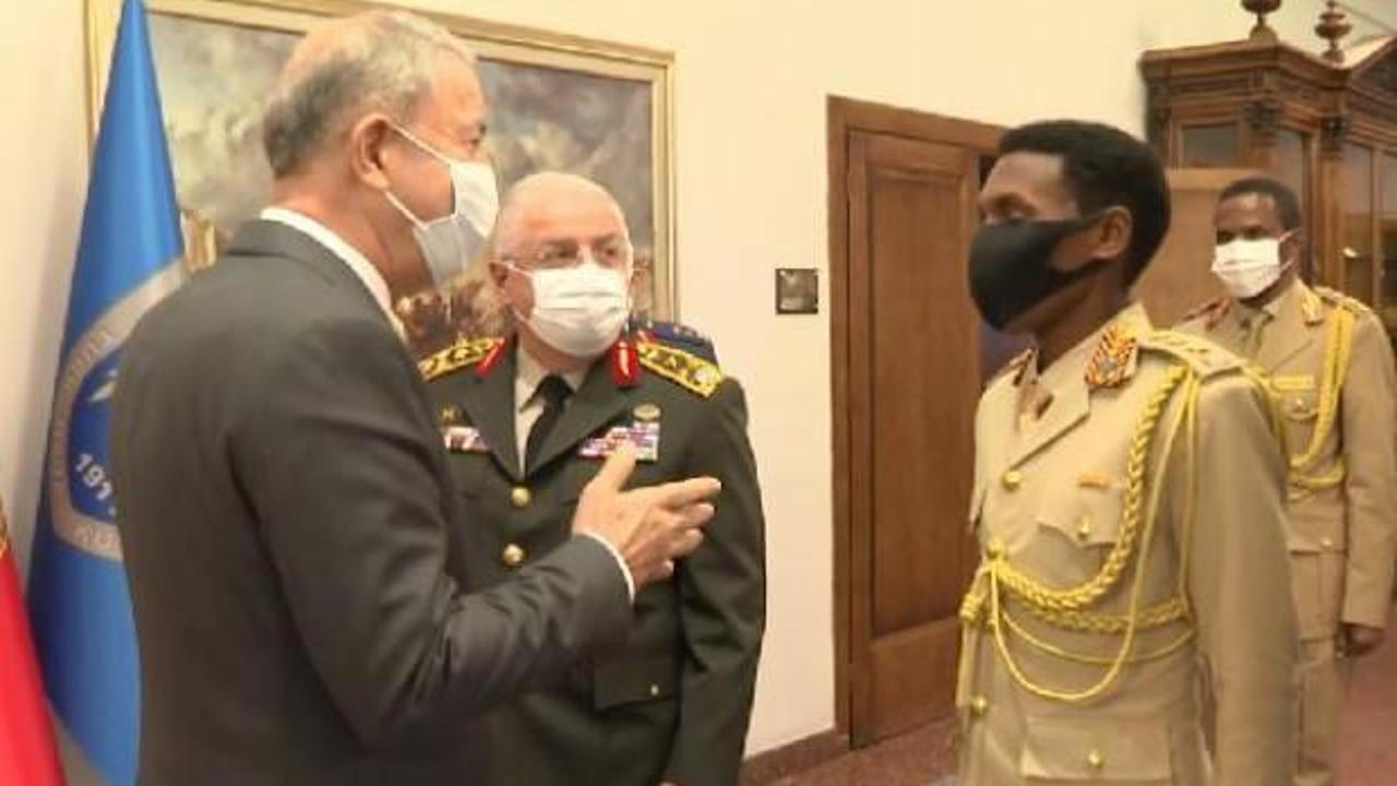 Bakan Akar, Somali Genelkurmay Başkanı Tuğgeneral Rage'yi kabul etti ...