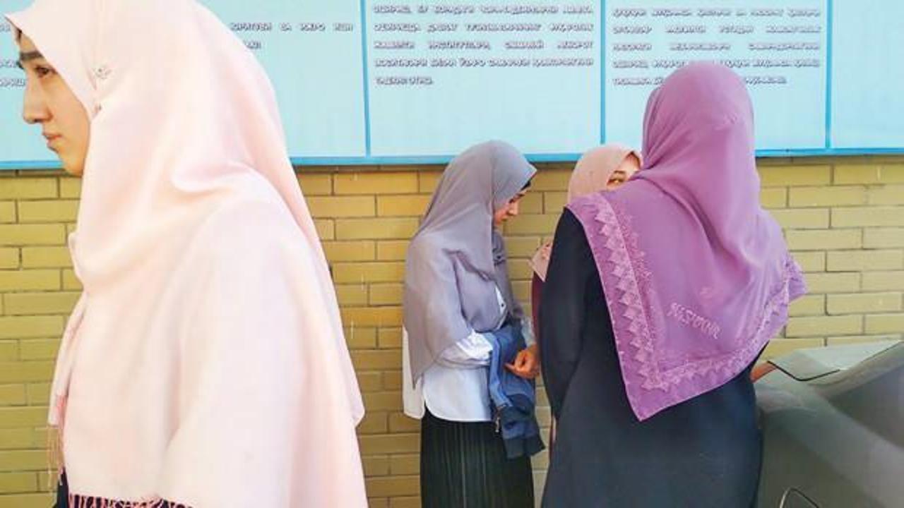 мусульманка в хиджабе в школе. мусульманка в школе. девушка в хиджабе. хиджаб в школах чечни. хиджаб в школе.
