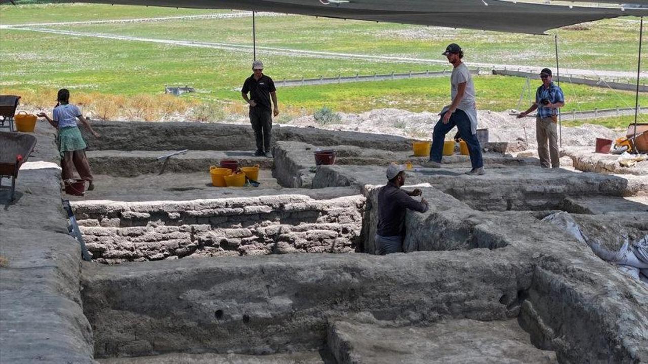 Bir benzeri Almanya’da! Altın muska Konya’daki kazılarda ortaya çıktı