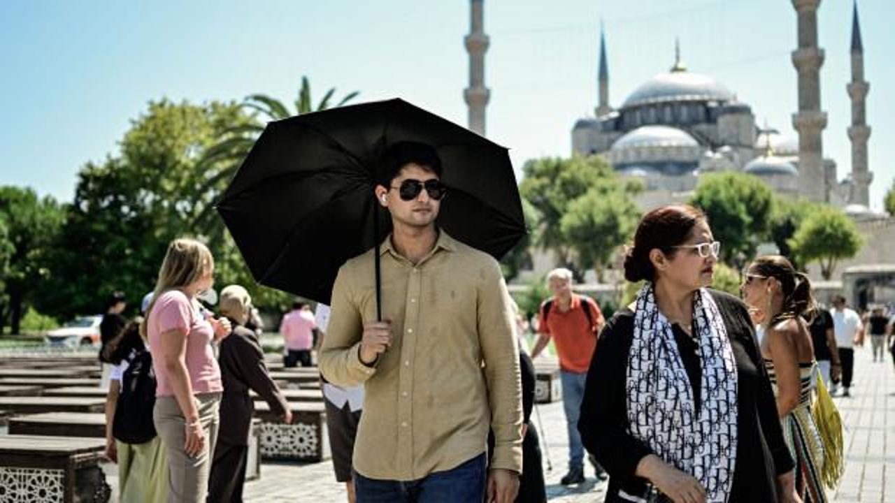 İstanbul'da sıcak hava etkili oldu: Turistler gölge ve şemsiyeye sığındı