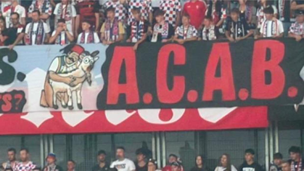 Sınırları zorladılar! Polonya'da Fenerbahçe ve Türklere ırkçılık: Skandal pankart