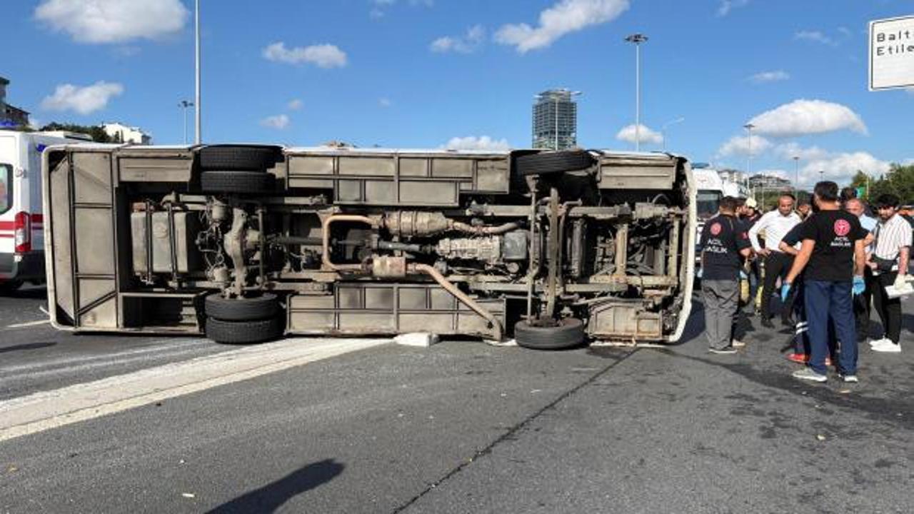 Sarıyer'de korkunç kaza! Yolcu midibüsü devrildi: 13 yaralı