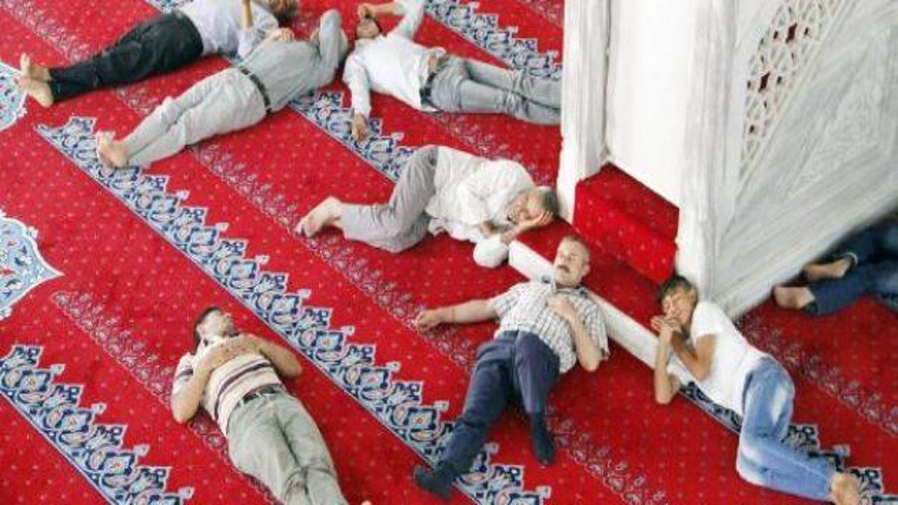 Camilerde önce namaz sonra uyku - Haber 7 GÜNCEL