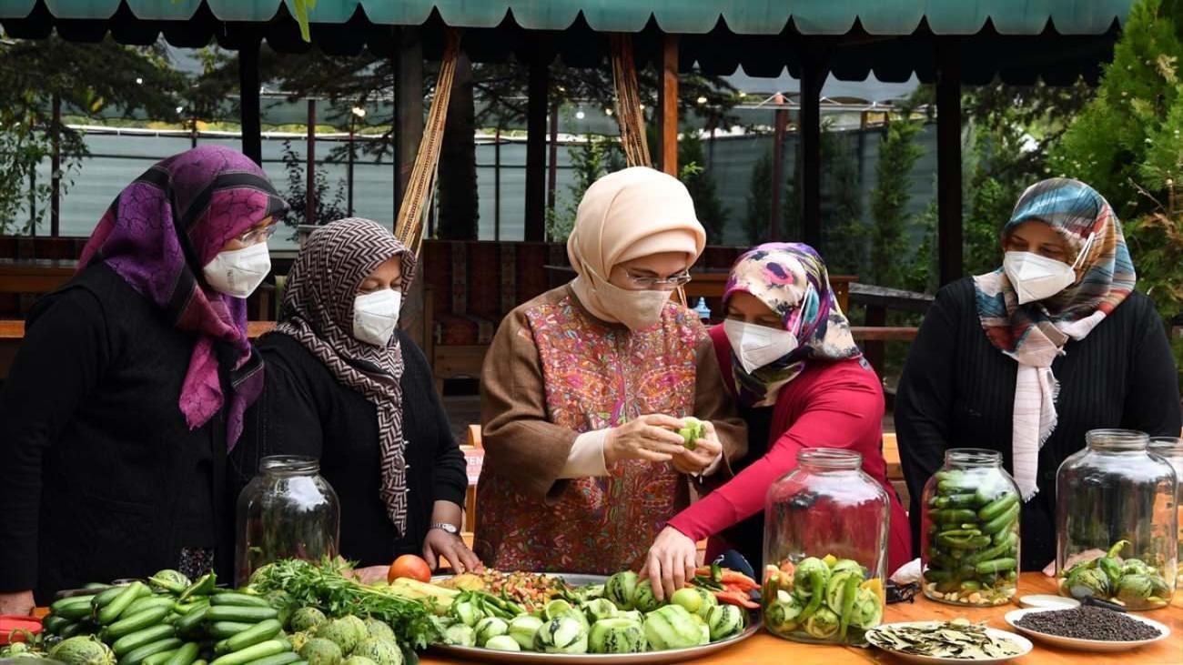emine_erdogan_cubukta_kadinlarla_tursu_kurdu_1634206706_018.jpg