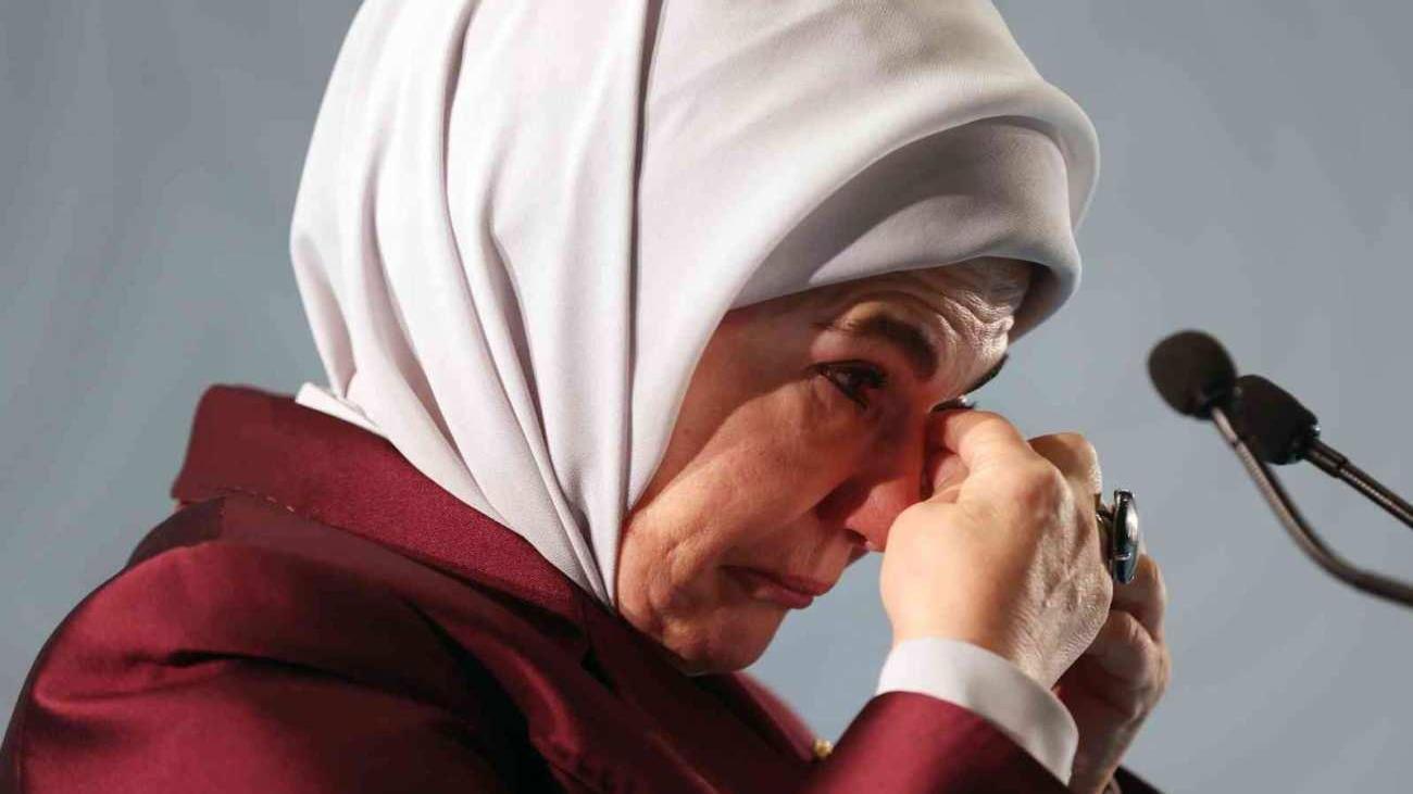 emine_erdogan_gozyaslarini_tutamadi_cocuklarin_sesi_feryatlara_degil_1634393144_2788.jpg