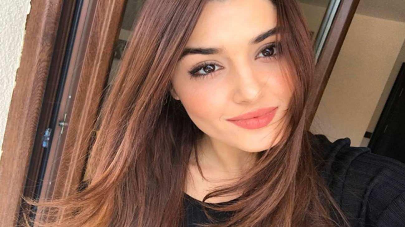 oyuncu_hande_ercelin_dudak_ucuklatan_reklam_geliri_1634386043_7075.jpg