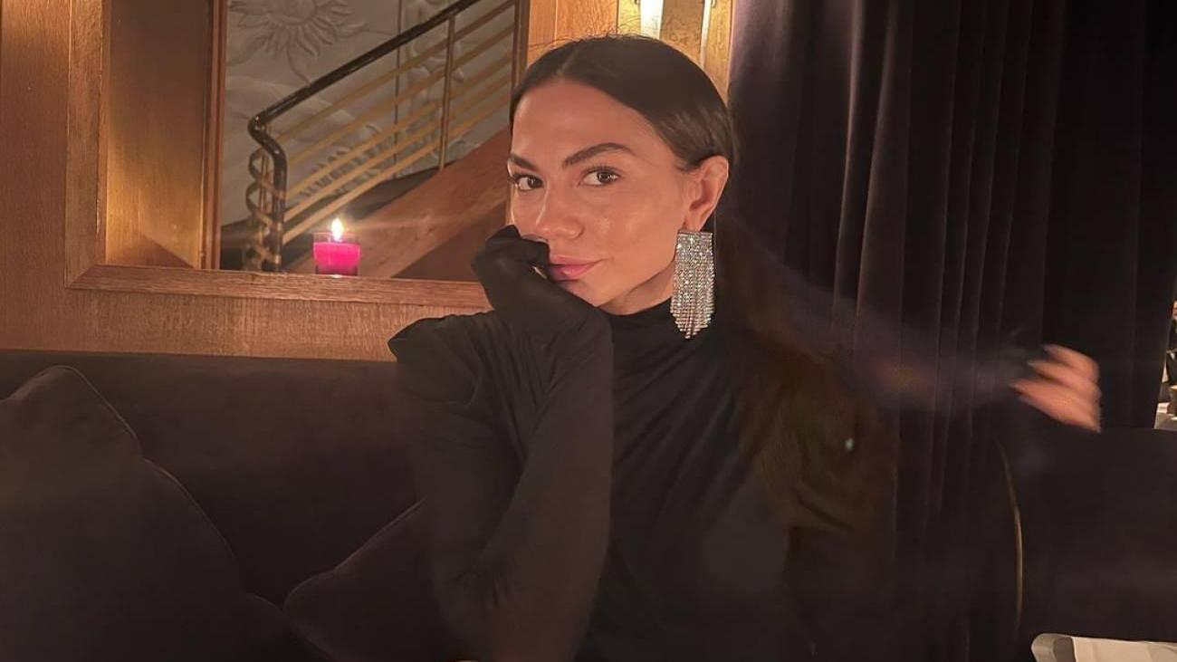 demet_ozdemirin_eyfel_pozlari_olay_oldu_taktigi_kupenin_fiyati_ise_1639654144_1834.jpg