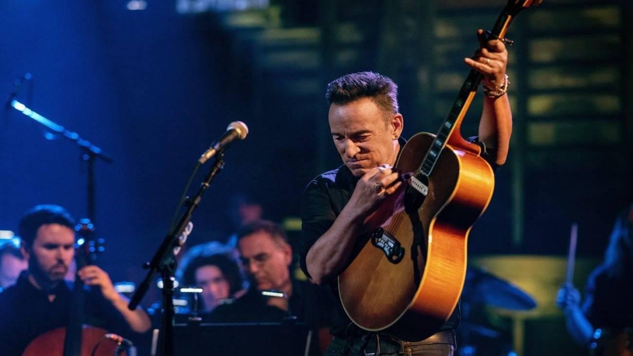 rockci_bruce_springsteen_tum_albumlerini_rekor_fiyattan_satti_1639637406_5526.jpg