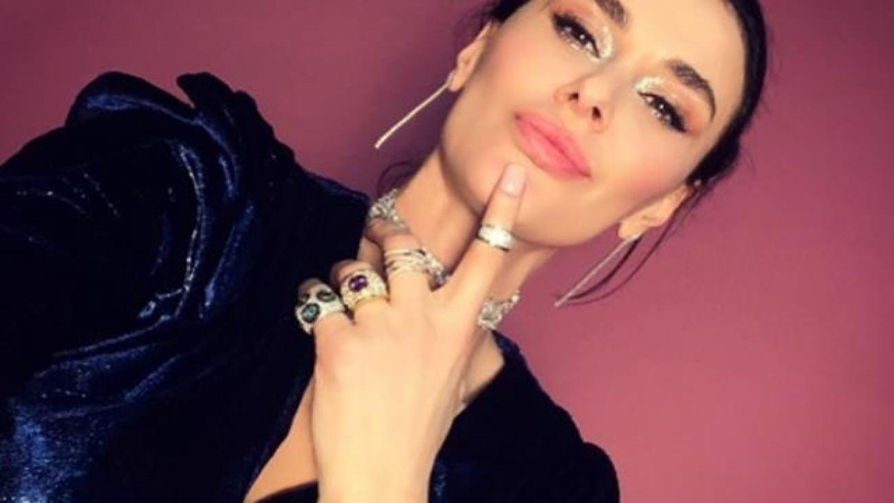 ayse_hatun_onal_kendini_resmen_eve_kapatti_anne_babasi_vefat_edince_1640800214_3383.jpeg
