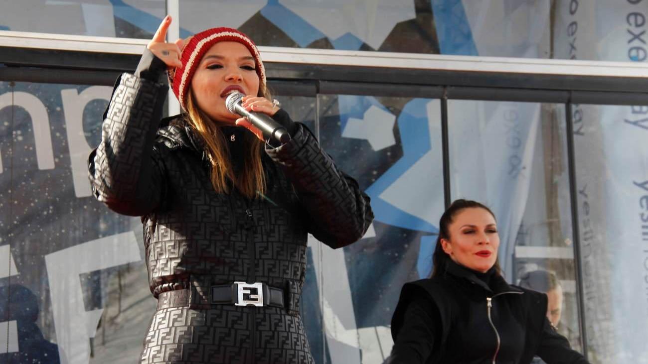 unlu_sarkici_demet_akalindan_konsere_unutulmaz_giris_1643611150_474.jpg