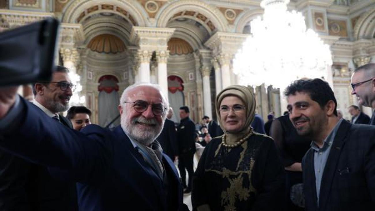 emine_erdogan_iftar_sofrasinda_sanat_camiasiyla_bulustu_1650142879_2485.jpg