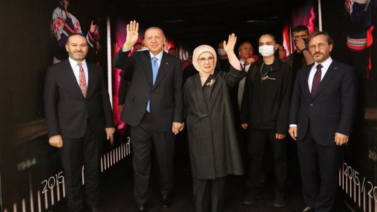 cumhurbaskani_erdogan_ve_esi_emine_erdogan_basaksehirde_cocuklarla_bulustu_1650788642_7836.jpg