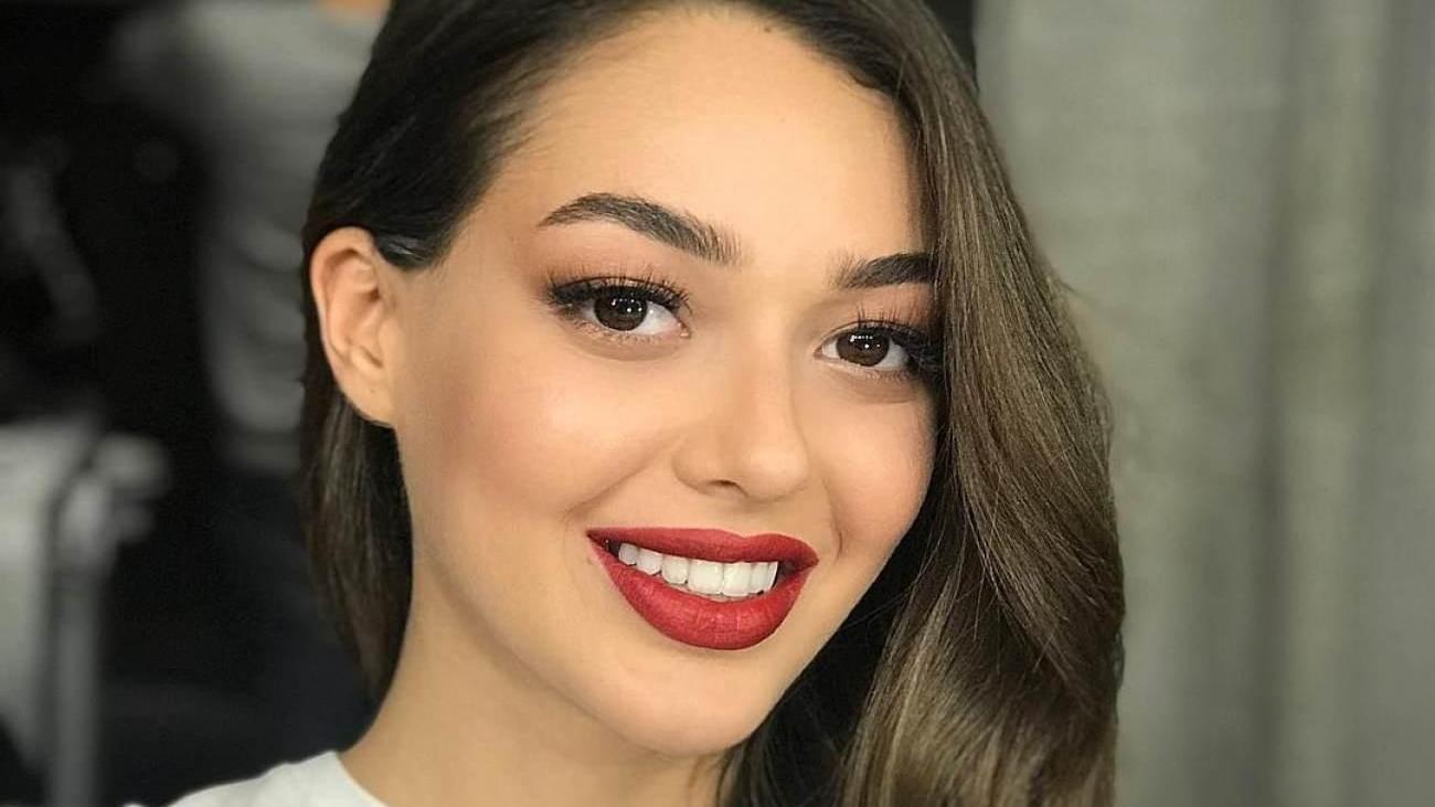 dilan_cicek_deniz_cocuklara_masal_okudu_1650799266_5926.jpg