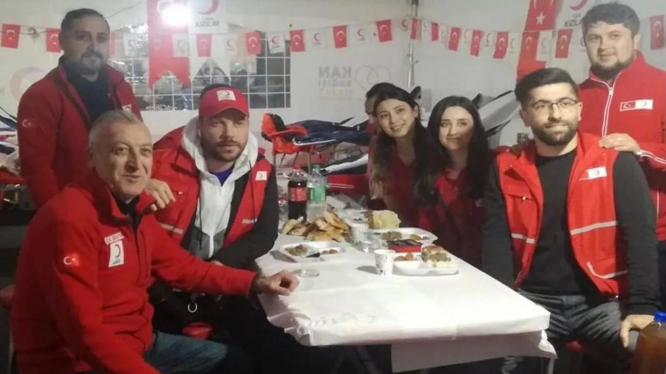 sinan_akcil_kizilay_araciligiyla_kadir_gecesinde_1200_kisiye_iftar_yemegi_verdi_1651144523_5911.JPG