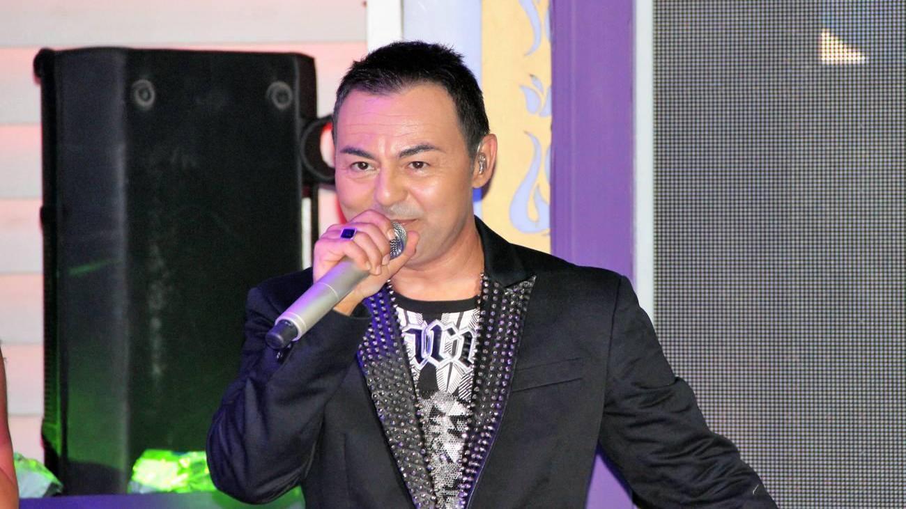 serdar_ortac_sahnede_yere_kapaklandi_1655104748_1046.jpg