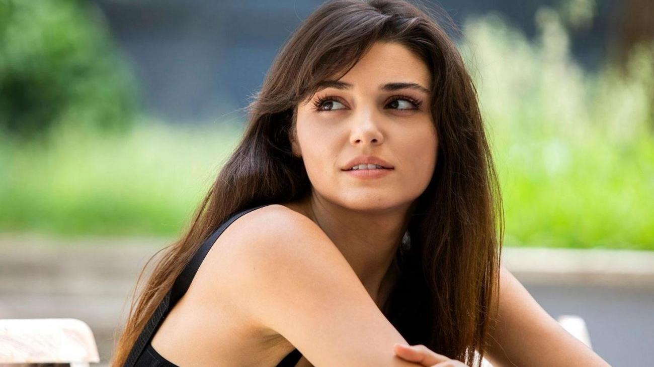 hande_ercelden_kucagindan_kocaman_bir_kaplumbaga_ile_cift_pozu_1655796970_676.JPG